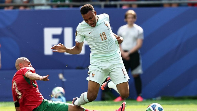 Noussair Mazraoui melakukan pelanggaran terhadap Kylian Mbappe yang membuat Prancis mendapat hadiah penalti dalam pertandingan perempat final Piala Dunia FIFA 2026 di Boston Stadium, Foxborough, Massachusetts, Amerika Serikat, Kamis (9/7/2026).