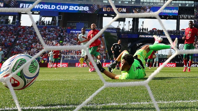 Ousmane Dembele mencetak gol kedua Prancis ke gawang Maroko yang dikawal Yassine Bounou dalam pertandingan perempat final Piala Dunia FIFA 2026 di Boston Stadium, Foxborough, Massachusetts, Amerika Serikat, Kamis (9/7/2026).