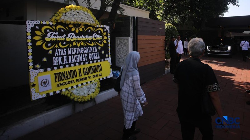 Pelayat berdatangan ke rumah duka almarhum Rachmat Gobel di Jalan Supomo Nomor 55A, Tebet, Jakarta Selatan, Jumat (10/7/2026) pagi, untuk memberikan penghormatan terakhir dan menyampaikan belasungkawa kepada keluarga.