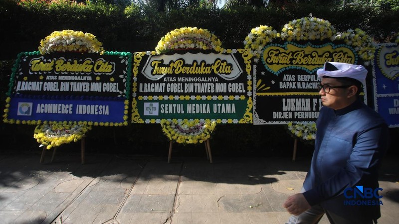 Pelayat berdatangan ke rumah duka almarhum Rachmat Gobel di Jalan Supomo Nomor 55A, Tebet, Jakarta Selatan, Jumat (10/7/2026) pagi, untuk memberikan penghormatan terakhir dan menyampaikan belasungkawa kepada keluarga.