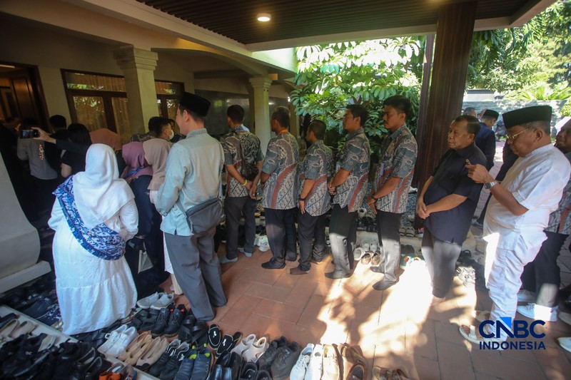 Pelayat berdatangan ke rumah duka almarhum Rachmat Gobel di Jalan Supomo Nomor 55A, Tebet, Jakarta Selatan, Jumat (10/7/2026) pagi, untuk memberikan penghormatan terakhir dan menyampaikan belasungkawa kepada keluarga. (CNBC Indonesia/Faisal Rahman)