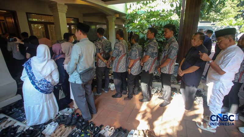 Pelayat berdatangan ke rumah duka almarhum Rachmat Gobel di Jalan Supomo Nomor 55A, Tebet, Jakarta Selatan, Jumat (10/7/2026) pagi, untuk memberikan penghormatan terakhir dan menyampaikan belasungkawa kepada keluarga.