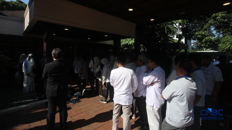 Pelayat berdatangan ke rumah duka almarhum Rachmat Gobel di Jalan Supomo Nomor 55A, Tebet, Jakarta Selatan, Jumat (10/7/2026) pagi, untuk memberikan penghormatan terakhir dan menyampaikan belasungkawa kepada keluarga. (CNBC Indonesia/Faisal Rahman)