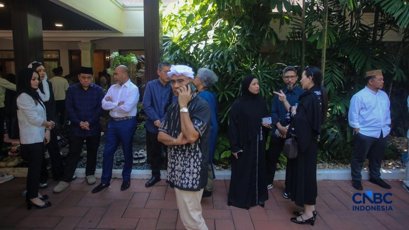 Pelayat berdatangan ke rumah duka almarhum Rachmat Gobel di Jalan Supomo Nomor 55A, Tebet, Jakarta Selatan, Jumat (10/7/2026) pagi, untuk memberikan penghormatan terakhir dan menyampaikan belasungkawa kepada keluarga.