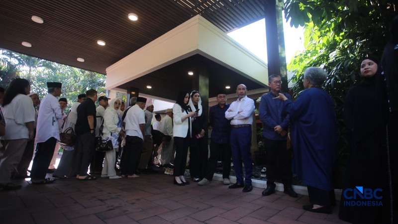 Pelayat berdatangan ke rumah duka almarhum Rachmat Gobel di Jalan Supomo Nomor 55A, Tebet, Jakarta Selatan, Jumat (10/7/2026) pagi, untuk memberikan penghormatan terakhir dan menyampaikan belasungkawa kepada keluarga. (CNBC Indonesia/Faisal Rahman)