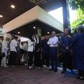 Pelayat berdatangan ke rumah duka almarhum Rachmat Gobel di Jalan Supomo Nomor 55A, Tebet, Jakarta Selatan, Jumat (10/7/2026) pagi, untuk memberikan penghormatan terakhir dan menyampaikan belasungkawa kepada keluarga. (CNBC Indonesia/Faisal Rahman)