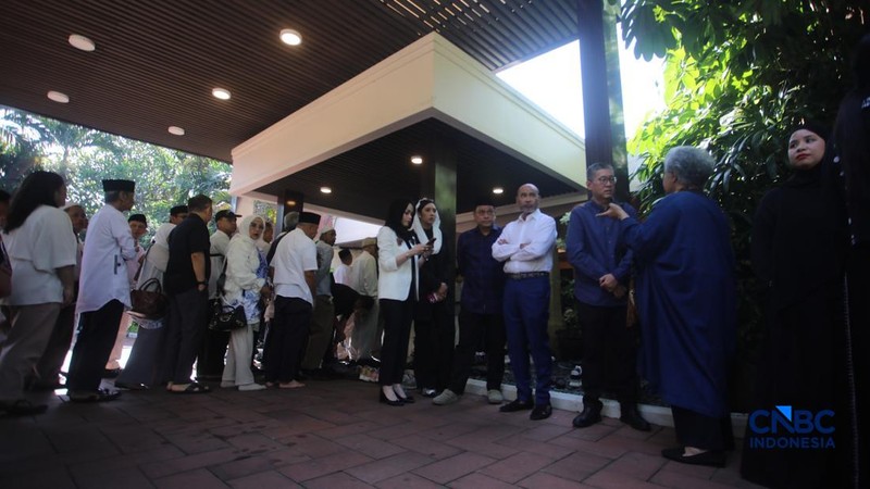 Pelayat berdatangan ke rumah duka almarhum Rachmat Gobel di Jalan Supomo Nomor 55A, Tebet, Jakarta Selatan, Jumat (10/7/2026) pagi, untuk memberikan penghormatan terakhir dan menyampaikan belasungkawa kepada keluarga. (CNBC Indonesia/Faisal Rahman)
