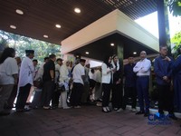 Pelayat berdatangan ke rumah duka almarhum Rachmat Gobel di Jalan Supomo Nomor 55A, Tebet, Jakarta Selatan, Jumat (10/7/2026) pagi, untuk memberikan penghormatan terakhir dan menyampaikan belasungkawa kepada keluarga. (CNBC Indonesia/Faisal Rahman)