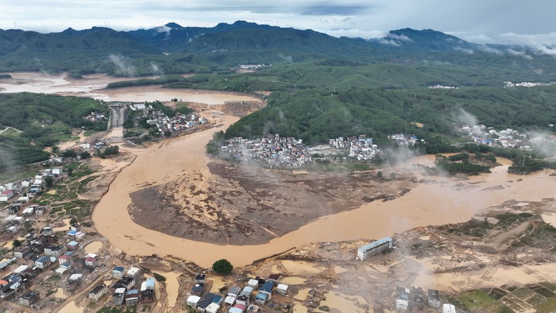Sebuah tayangan drone menunjukkan para pekerja penyelamat melakukan operasi bantuan di kota Maling yang terdampak banjir, setelah jebolnya bendungan waduk Liulan akibat hujan lebat yang dibawa oleh topan Maysak, di Hengzhou, Daerah Otonomi Guangxi Zhuang, Tiongkok, 8 Juli 2026. (China Daily via REUTERS)