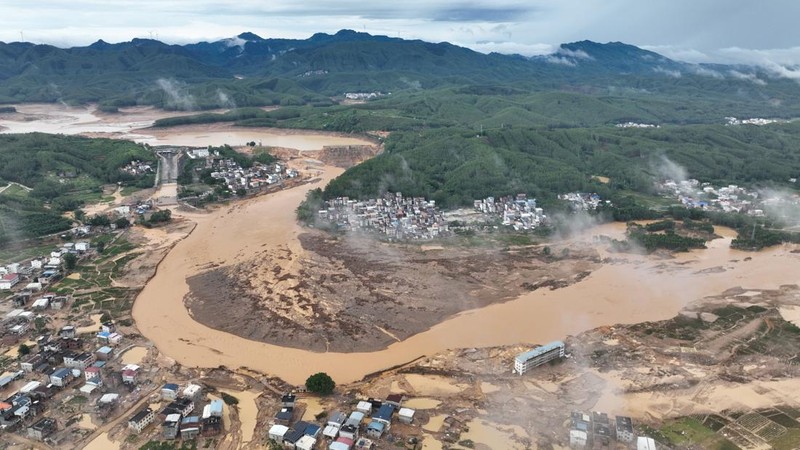 Pemandangan dari drone menunjukkan kerusakan di hilir setelah jebolnya bendungan waduk Liulan, menyusul hujan lebat yang dibawa oleh topan Maysak, di Hengzhou, Daerah Otonomi Guangxi Zhuang, Tiongkok, 7 Juli 2026.