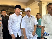 Presiden ke-7 RI Joko Widodo (Jokowi) saat tiba di kediaman Rachmat Gobel di kawasan Jalan Soepomo, Jakarta, Jumat (10/7/2026). (CNBC Indonesia/Elga Nurmutia)