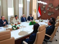 Presiden Prabowo Subianto bertemu dengan tiga mantan Perdana Menteri Thailand, yakni Thaksin Shinawatra (2001–2006), Yingluck Shinawatra (2011–2014), dan Paetongtarn Shinawatra (2024–2025), di Gedung Danantara, Jakarta, Kamis, (9/7/2026). (Inst
