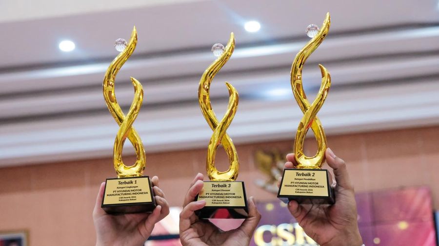 PT Hyundai Motor Manufacturing Indonesia (HMMI) meraih penghargaan dalam ajang Apresiasi CSR Kabupaten Bekasi, yaitu, Terbaik 1 Kategori Lingkungan, Terbaik 2 Kategori Pendidikan, dan Terbaik 3 Kategori Ekonomi. (Dok. PT Hyundai Motor Manufacturing I
