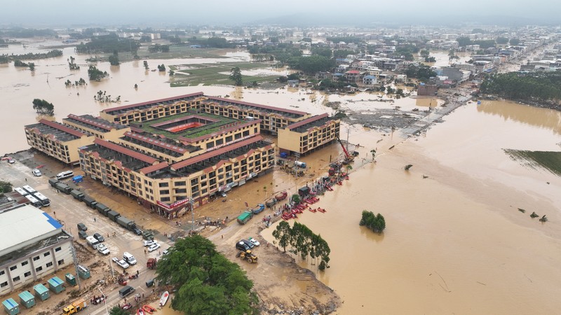 Sebuah tayangan drone menunjukkan para pekerja penyelamat melakukan operasi bantuan di kota Maling yang terdampak banjir, setelah jebolnya bendungan waduk Liulan akibat hujan lebat yang dibawa oleh topan Maysak, di Hengzhou, Daerah Otonomi Guangxi Zhuang, Tiongkok, 8 Juli 2026. (China Daily via REUTERS)
