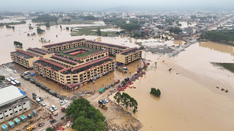 Sebuah tayangan drone menunjukkan para pekerja penyelamat melakukan operasi bantuan di kota Maling yang terdampak banjir, setelah jebolnya bendungan waduk Liulan akibat hujan lebat yang dibawa oleh topan Maysak, di Hengzhou, Daerah Otonomi Guangxi Zh