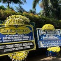 Sejumlah Karangan bunga terpasang di Rumah Rachmat Gobel di kawasan Jalan Soepomo, Jakarta, Jumat (10/7/2026). (CNBC Indonesia/Elga Nurmutia)