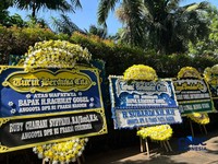 Sejumlah Karangan bunga terpasang di Rumah Rachmat Gobel di kawasan Jalan Soepomo, Jakarta, Jumat (10/7/2026). (CNBC Indonesia/Elga Nurmutia)