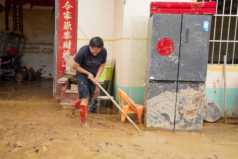 Sebuah tayangan drone menunjukkan para pekerja penyelamat melakukan operasi bantuan di kota Maling yang terdampak banjir, setelah jebolnya bendungan waduk Liulan akibat hujan lebat yang dibawa oleh topan Maysak, di Hengzhou, Daerah Otonomi Guangxi Zhuang, Tiongkok, 8 Juli 2026. (China Daily via REUTERS)