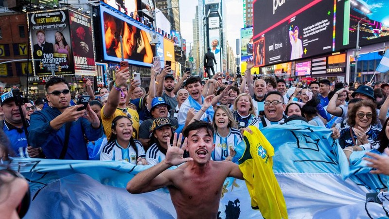 Soccer Football - FIFA World Cup 2026 - Argentina Fans gather in Times Square, New York - New York, New York, U.S. - June 15, 2026 A man holds a Brazil shirt as Argentina fans gather in Times Square REUTERS/Carolina Herrera     TPX IMAGES OF THE DAY