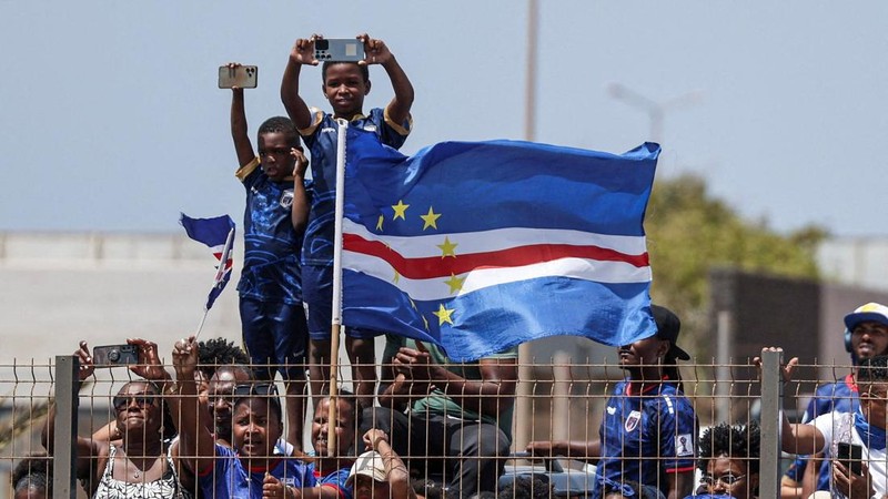 Soccer Football - FIFA World Cup 2026 - Cape Verde arrive home in Praia - Praia, Cape Verde - July 5, 2026 Cape Verde fans assemble with their national flags to welcome the team after they arrive from the United States REUTERS/Sodiq Adelakun
