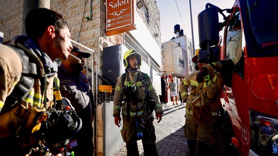 Tim darurat Israel memeriksa lokasi kejadian yang melibatkan para wanita di sebuah salon kecantikan setempat yang diduga terpapar bahan beracun, di Yerusalem, 8 Juli 2026.  (REUTERS/Jamal Awad)