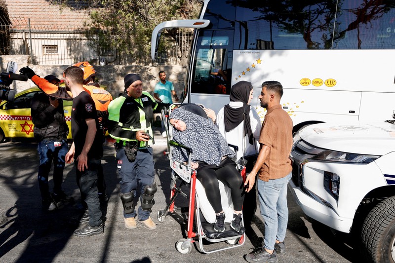 Tim darurat Israel memeriksa lokasi kejadian yang melibatkan para wanita di sebuah salon kecantikan setempat yang diduga terpapar bahan beracun, di Yerusalem, 8 Juli 2026.  (REUTERS/Jamal Awad)
