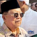 Mantan Wakil Presiden Republik Indonesia Jusuf Kalla menghadiri pemakaman Rachmat Gobel di Taman Makam Pahlawan Kalibata, Jakarta Selatan, Jumat (10/7/2026). (CNBC Indonesia/Elga Nurmutia)
