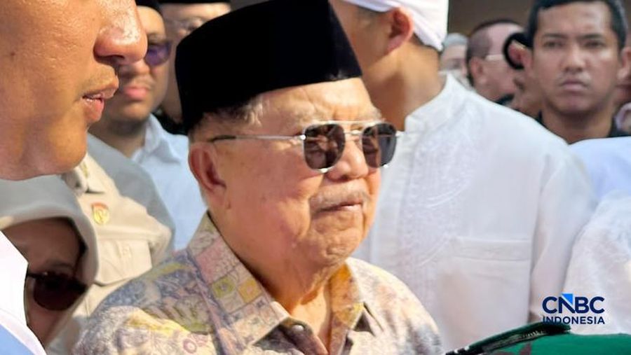 Mantan Wakil Presiden Republik Indonesia Jusuf Kalla menghadiri pemakaman Rachmat Gobel di Taman Makam Pahlawan Kalibata, Jakarta Selatan, Jumat (10/7/2026). (CNBC Indonesia/Elga Nurmutia)