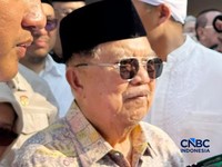 Mantan Wakil Presiden Republik Indonesia Jusuf Kalla menghadiri pemakaman Rachmat Gobel di Taman Makam Pahlawan Kalibata, Jakarta Selatan, Jumat (10/7/2026). (CNBC Indonesia/Elga Nurmutia)