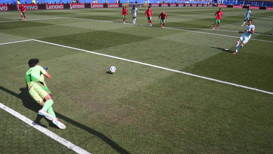 Yassine Bounou menggagalkan eksekusi penalti Kylian Mbappe dalam pertandingan perempat final Piala Dunia FIFA 2026 antara Prancis dan Maroko di Boston Stadium, Foxborough, Massachusetts, Amerika Serikat, Kamis (9/7/2026).
