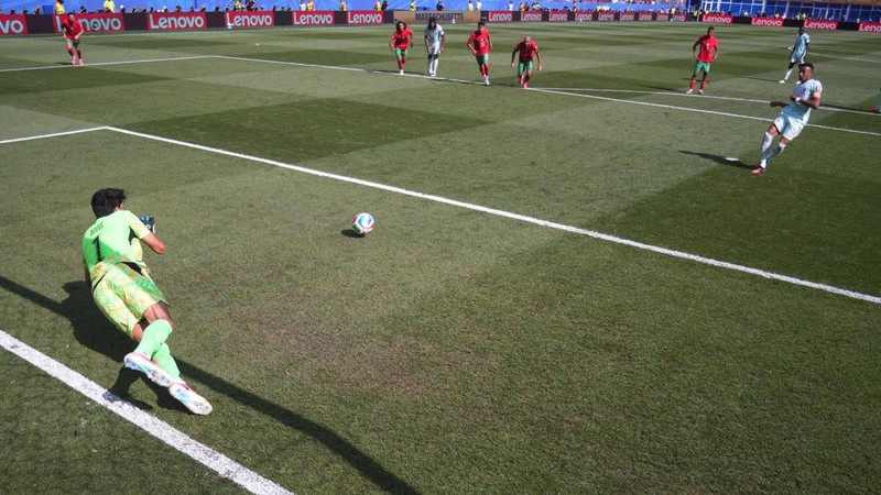 Yassine Bounou menggagalkan eksekusi penalti Kylian Mbappe dalam pertandingan perempat final Piala Dunia FIFA 2026 antara Prancis dan Maroko di Boston Stadium, Foxborough, Massachusetts, Amerika Serikat, Kamis (9/7/2026).