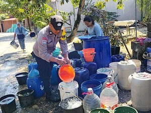 Krisis Air Bersih di Bojonegoro, Polisi Salurkan 16 Ribu Liter untuk Warga