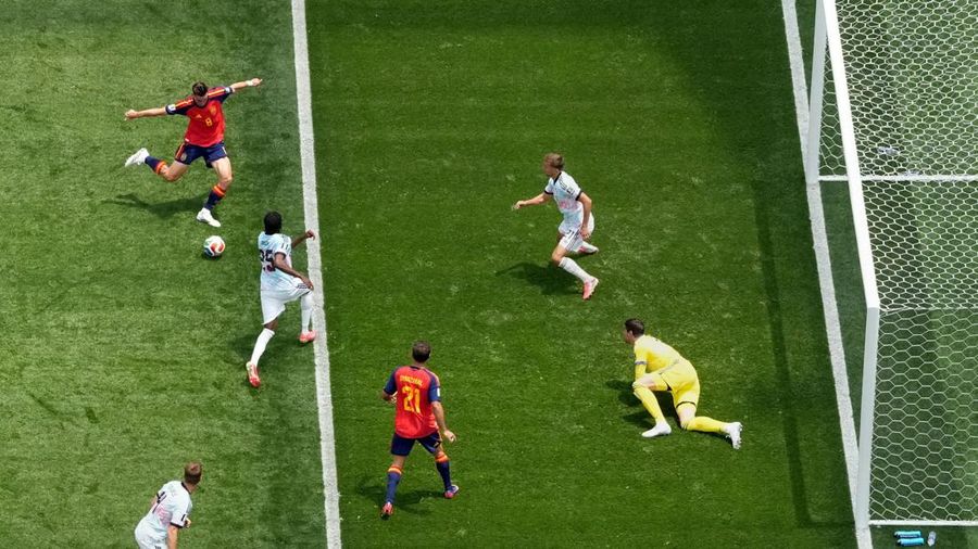 Fabian Ruiz mencetak gol pertama Spanyol ke gawang Belgia yang dikawal Thibaut Courtois dalam pertandingan perempat final Piala Dunia FIFA 2026 di Los Angeles Stadium, Inglewood, California, Amerika Serikat, Jumat (10/7/2026).