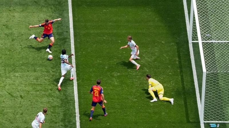 Fabian Ruiz mencetak gol pertama Spanyol ke gawang Belgia yang dikawal Thibaut Courtois dalam pertandingan perempat final Piala Dunia FIFA 2026 di Los Angeles Stadium, Inglewood, California, Amerika Serikat, Jumat (10/7/2026).