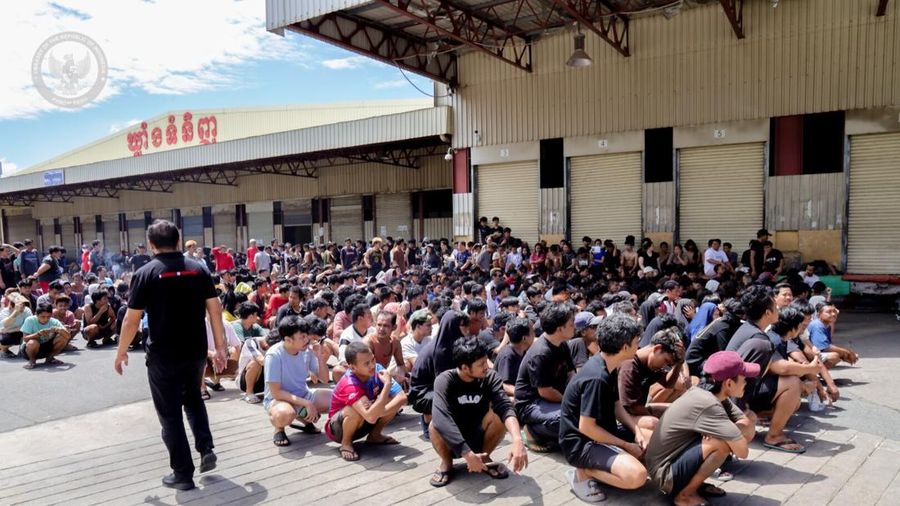 KBRI Phnom Penh memberikan bantuan kekonsuleran kepada sekitar 1.100 Warga Negara Indonesia (WNI) yang berada di fasilitas detensi Pemerintah Kamboja di Pochentong, Phnom Penh, Rabu (8/7/2026). (Dok. Kemlu)