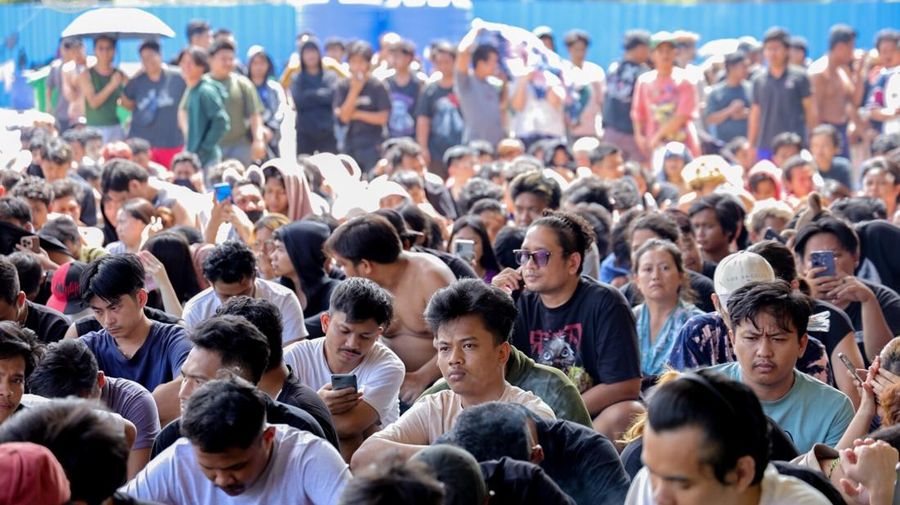 KBRI Phnom Penh memberikan bantuan kekonsuleran kepada sekitar 1.100 Warga Negara Indonesia (WNI) yang berada di fasilitas detensi Pemerintah Kamboja di Pochentong, Phnom Penh, Rabu (8/7/2026). (Dok. Kemlu)