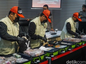 Video: Rincian Barbuk Uang-Emas 2,5 Kg Rp 21,2 M dari OTT Bupati Sukoharjo