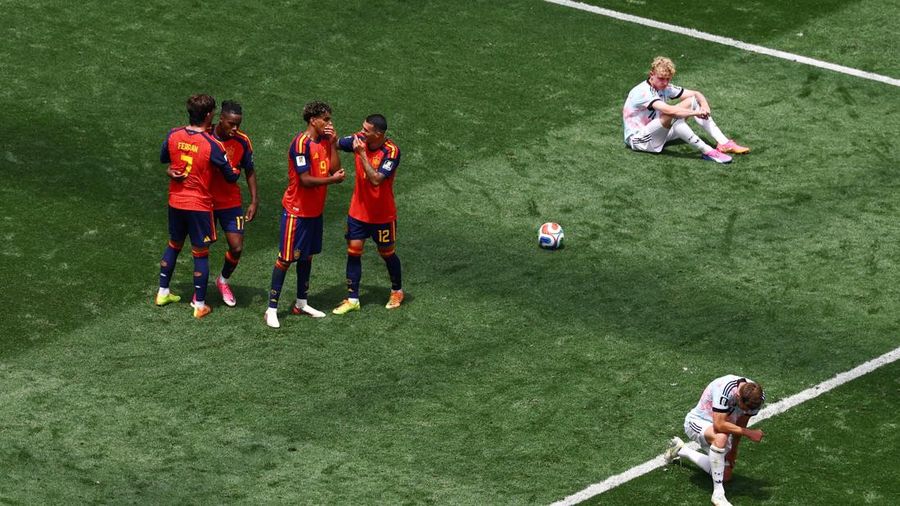 Lamine Yamal, Pedro Porro, Nico Williams, dan Ferran Torres merayakan kemenangan usai pertandingan yang memastikan Spanyol lolos ke semifinal Piala Dunia FIFA 2026 setelah mengalahkan Belgia pada perempat final di Los Angeles Stadium, Inglewood, California, Amerika Serikat, Jumat (10/7/2026).