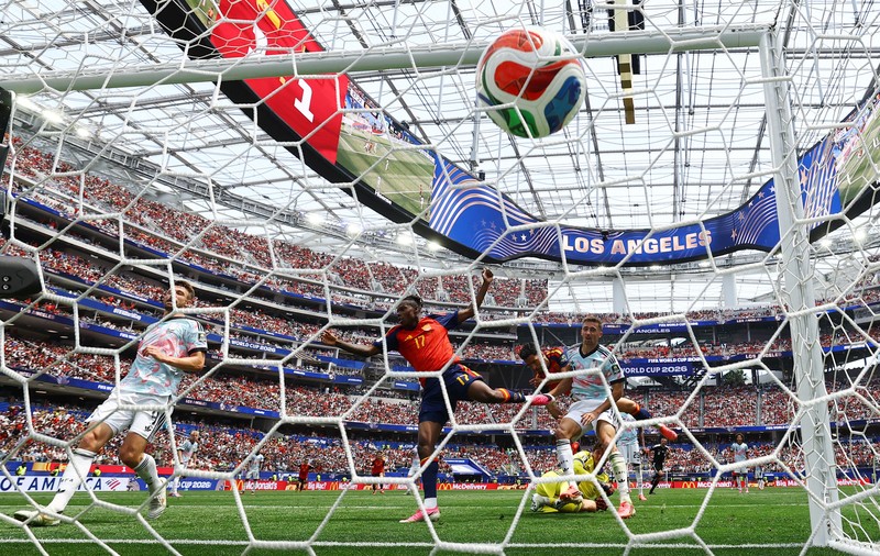 Mikel Merino merayakan kemenangan usai pertandingan yang memastikan Spanyol lolos ke semifinal Piala Dunia FIFA 2026 setelah mengalahkan Belgia pada perempat final di Los Angeles Stadium, Inglewood, California, Amerika Serikat, Jumat (10/7/2026). (IMAGN IMAGES via Reuters/Jessie Alcheh)