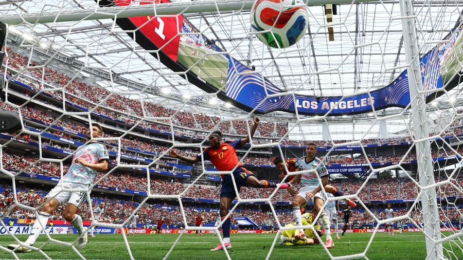 Mikel Merino mencetak gol kedua Spanyol dalam pertandingan perempat final Piala Dunia FIFA 2026 melawan Belgia di Los Angeles Stadium, Inglewood, California, Amerika Serikat, Jumat (10/7/2026).
