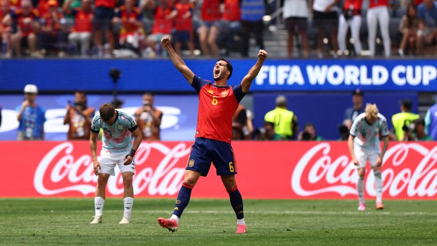 Mikel Merino merayakan kemenangan usai pertandingan yang memastikan Spanyol lolos ke semifinal Piala Dunia FIFA 2026 setelah mengalahkan Belgia pada perempat final di Los Angeles Stadium, Inglewood, California, Amerika Serikat, Jumat (10/7/2026). (IM