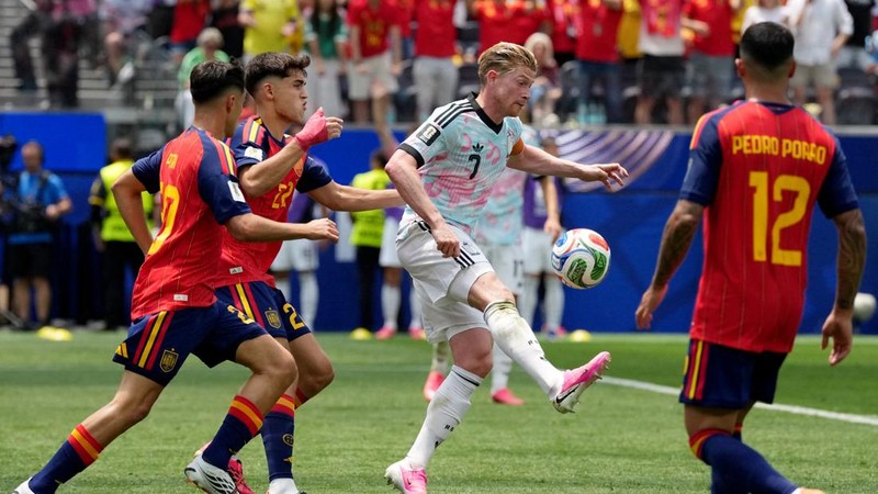 Pau Cubarsi berduel memperebutkan bola dengan Kevin De Bruyne dalam pertandingan perempat final Piala Dunia FIFA 2026 antara Spanyol dan Belgia di Los Angeles Stadium, Inglewood, California, Amerika Serikat, Jumat (10/7/2026).