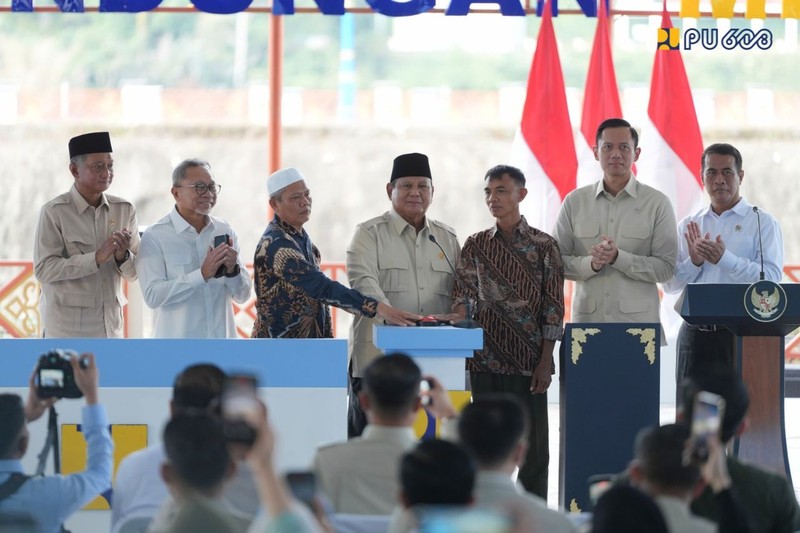 Presiden Prabowo Subianto meresmikan lima bendungan yang berlangsung di Bendungan Meninting, Kabupaten Lombok Barat, Nusa Tenggara Barat, Jumat (10/7/2026). (Dok. Kementerian PU)