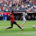 Thibaut Courtois berusaha mengamankan gawang Belgia saat menghadapi Lamine Yamal dalam pertandingan perempat final Piala Dunia FIFA 2026 antara Spanyol dan Belgia di Los Angeles Stadium, Inglewood, California, Amerika Serikat, Jumat (10/7/2026). (REU