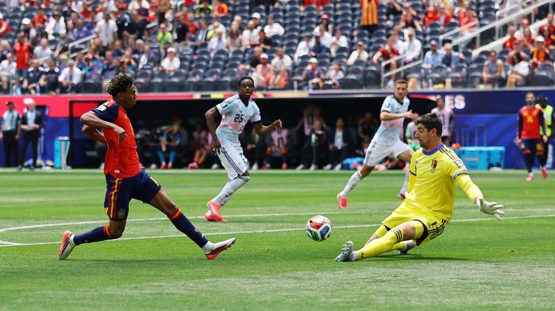Thibaut Courtois berusaha mengamankan gawang Belgia saat menghadapi Lamine Yamal dalam pertandingan perempat final Piala Dunia FIFA 2026 antara Spanyol dan Belgia di Los Angeles Stadium, Inglewood, California, Amerika Serikat, Jumat (10/7/2026).