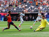 Thibaut Courtois berusaha mengamankan gawang Belgia saat menghadapi Lamine Yamal dalam pertandingan perempat final Piala Dunia FIFA 2026 antara Spanyol dan Belgia di Los Angeles Stadium, Inglewood, California, Amerika Serikat, Jumat (10/7/2026). (REU