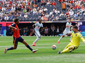 Thibaut Courtois berusaha mengamankan gawang Belgia saat menghadapi Lamine Yamal dalam pertandingan perempat final Piala Dunia FIFA 2026 antara Spanyol dan Belgia di Los Angeles Stadium, Inglewood, California, Amerika Serikat, Jumat (10/7/2026). (REU