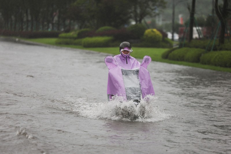 Warga memandang ke arah laut setelah Topan Bavi melanda daerah tersebut di desa pesisir Diaocaocun, Taizhou, provinsi Zhejiang, China, 12 Juli 2026. (REUTERS/Go Nakamura)