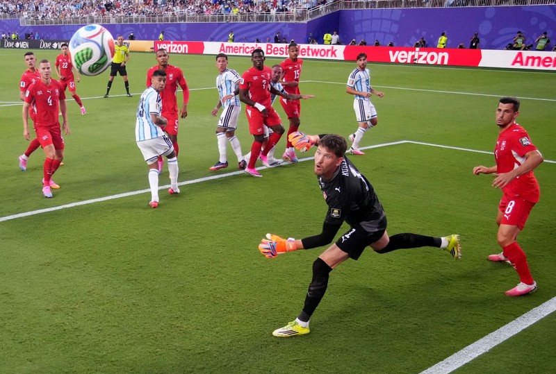 Lionel Messi dan rekan-rekannya merayakan kemenangan yang memastikan Argentina lolos ke semifinal Piala Dunia FIFA 2026 setelah mengalahkan Swiss pada perempat final di Kansas City Stadium, Kansas City, Missouri, Amerika Serikat, Sabtu (11/7/2026). (REUTERS/Amanda Perobelli)