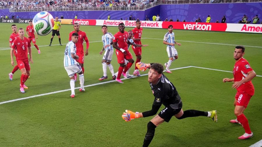 Alexis Mac Allister mencetak gol pertama Argentina dalam pertandingan perempat final Piala Dunia FIFA 2026 melawan Swiss di Kansas City Stadium, Kansas City, Missouri, Amerika Serikat, Sabtu (11/7/2026).